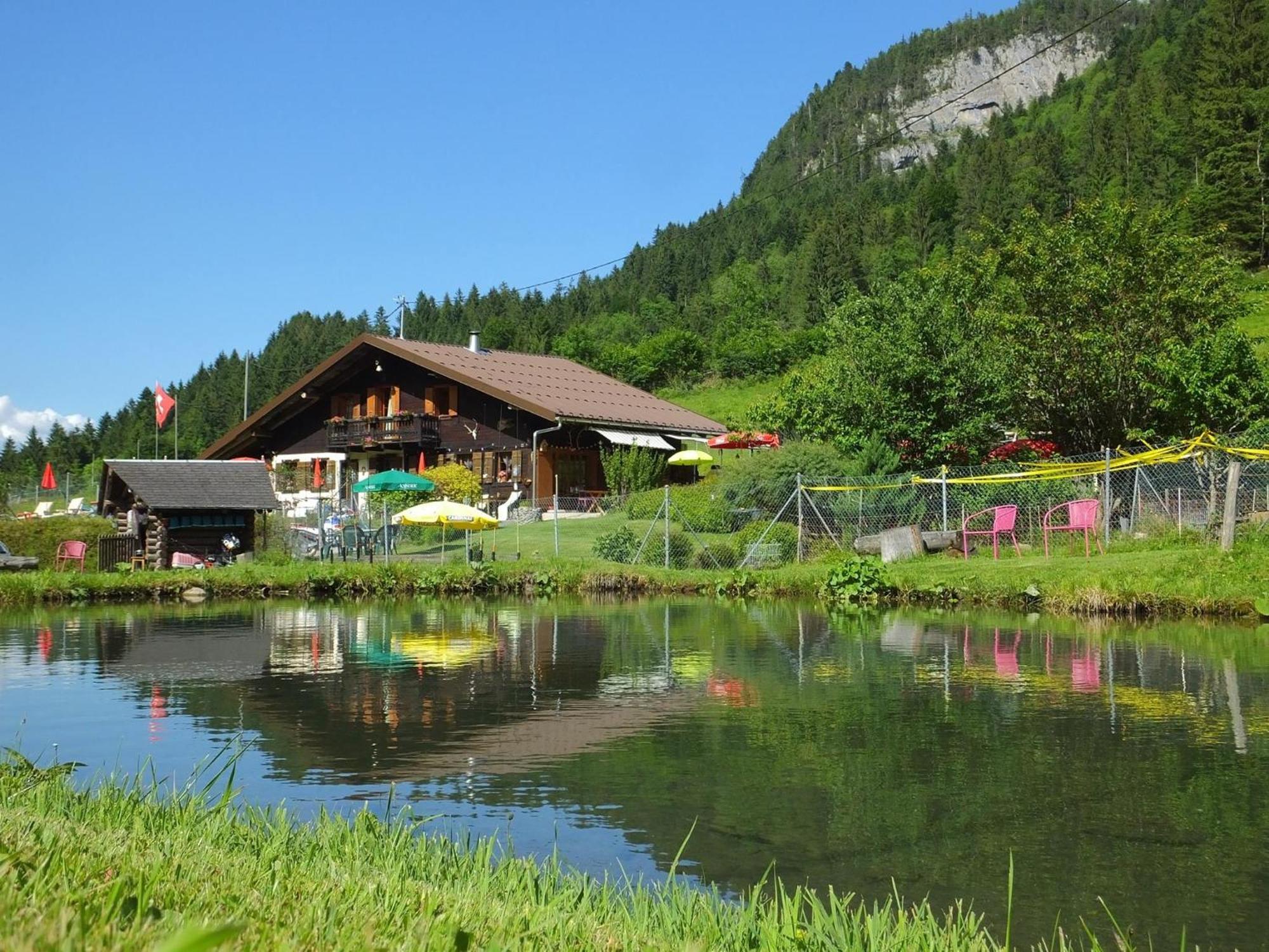 Backpacker Le Petit Baroudeur Hostel Champéry Exterior photo